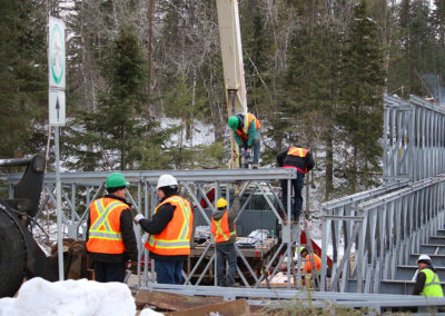Pont forestier en construction grâce à l'équipe de Construction Gilles Paquette